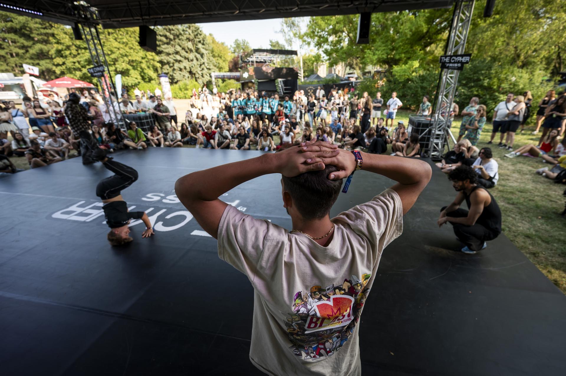 Bailarines de break dance actúan en el 31º Festival Sziget (Isla) en la Isla del Astillero, Budapest, Hungría, el 6 de agosto de 2025, en el día de la inauguración (Hungría) EFE/EPA/ZOLTAN BALOGH HUNGARY OUT

