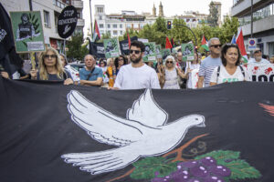 Más de un millar de personas han alzado este sábado la voz en Logroño en apoyo al pueblo palestino, en una manifestación que ha tenido como protagonistas mensajes al Gobierno de España para que pare las relaciones con el Gobierno de Israel y de denuncia del "genocidio" en Palestina, donde han portado fotos de los periodistas muertos en Gaza . EFE/Raquel Manzanares