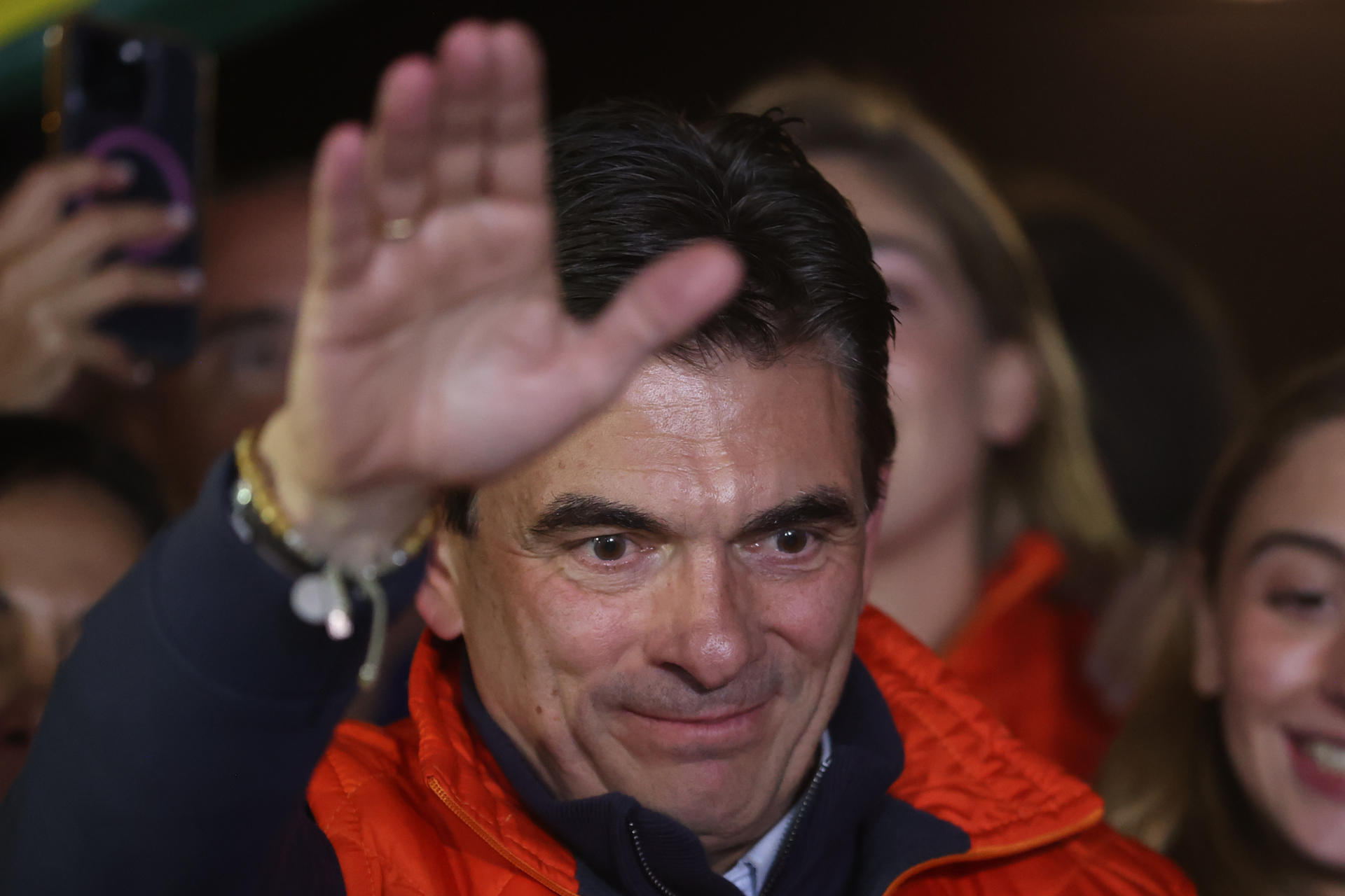 El candidato a la Presidencia de Bolivia por el Partido Demócrata Cristiano (PDC), Rodrigo Paz Pereira, al saludar a sus copartidarios, este domingo, 17 de agosto, luego de avanzar a la segunda vuelta de las elecciones generales, en La Paz (Bolivia). EFE/Luis Gandarillas
