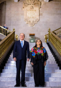 Fotografía cedida por el Gobierno de la Ciudad de México donde se observa a la alcaldesa de la Ciudad de México, Clara Brugada (d), junto al vicepresidente brasileño, Geraldo Alckmin, posando para una fotografía al termino de un acto protocolario este jueves, en Ciudad de México (México). EFE/ Gobierno de la Ciudad de México /SOLO USO EDITORIAL NO VENTAS /SOLO DISPONIBLE PARA ILUSTRAR LA NOTICIA QUE ACOMPAÑA (CRÉDITO OBLIGATORIO)