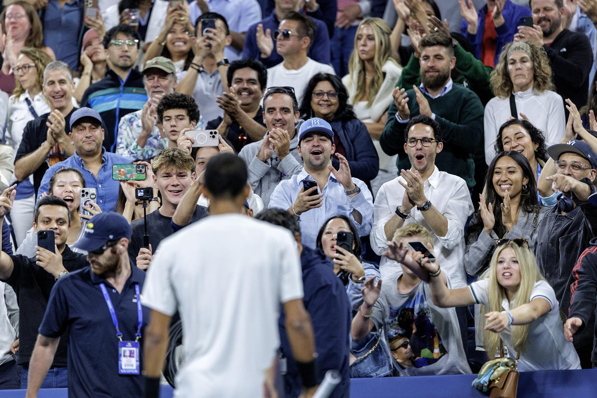 El público aplaude a Felix Auger-Aliassime, de Canadá, por su victoria contra Alexander Zverev, de Alemania, en el Abierto de Estados Unidos. EFE/EPA/CRISTOBAL HERRERA ULASHKEVICH