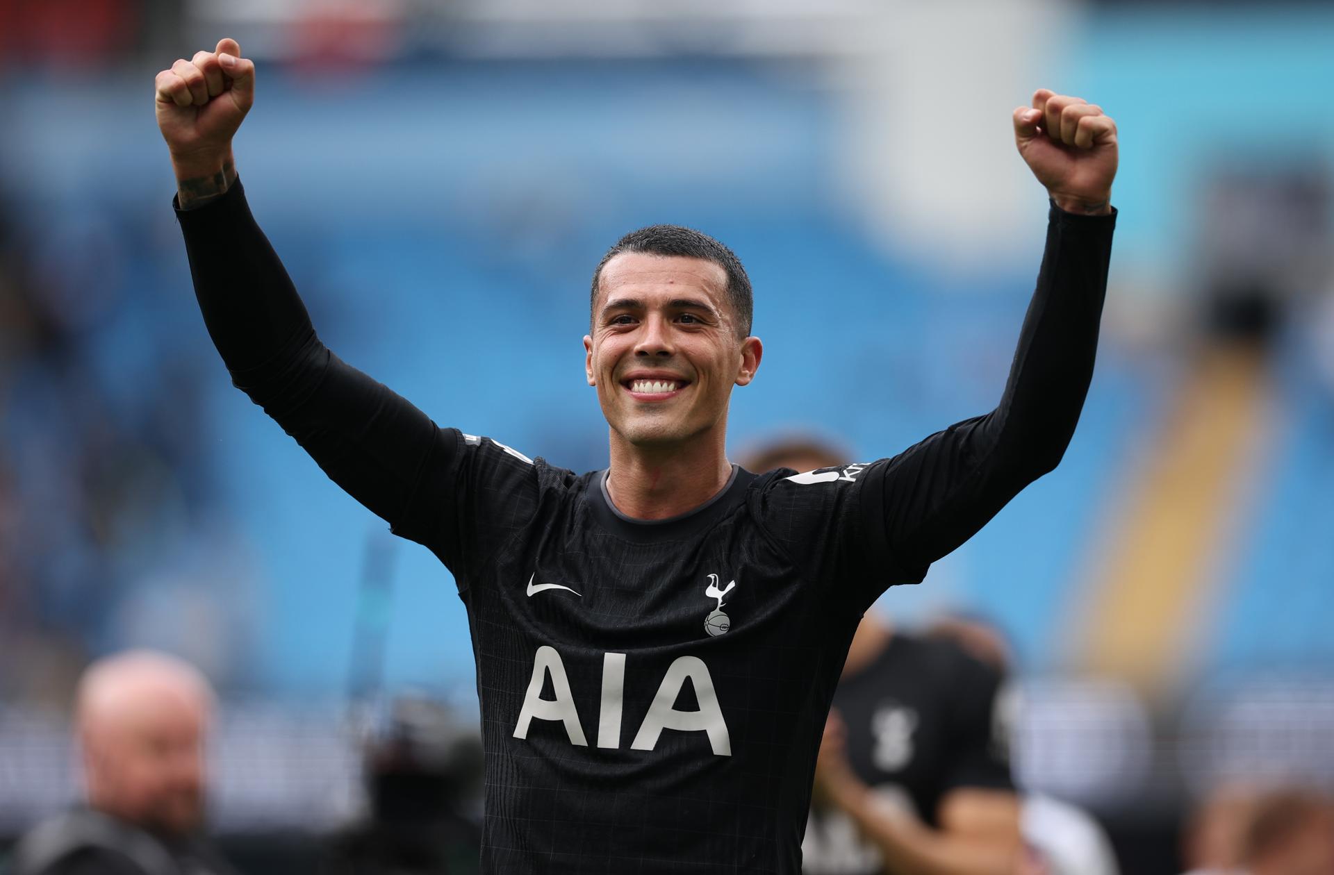 Pedro Porro después de la victoria en la Premier League contra el Manchester City en Manchester, Reino Unido, 23 August 2025. (Reino Unido) EFE/EPA/ADAM VAUGHAN