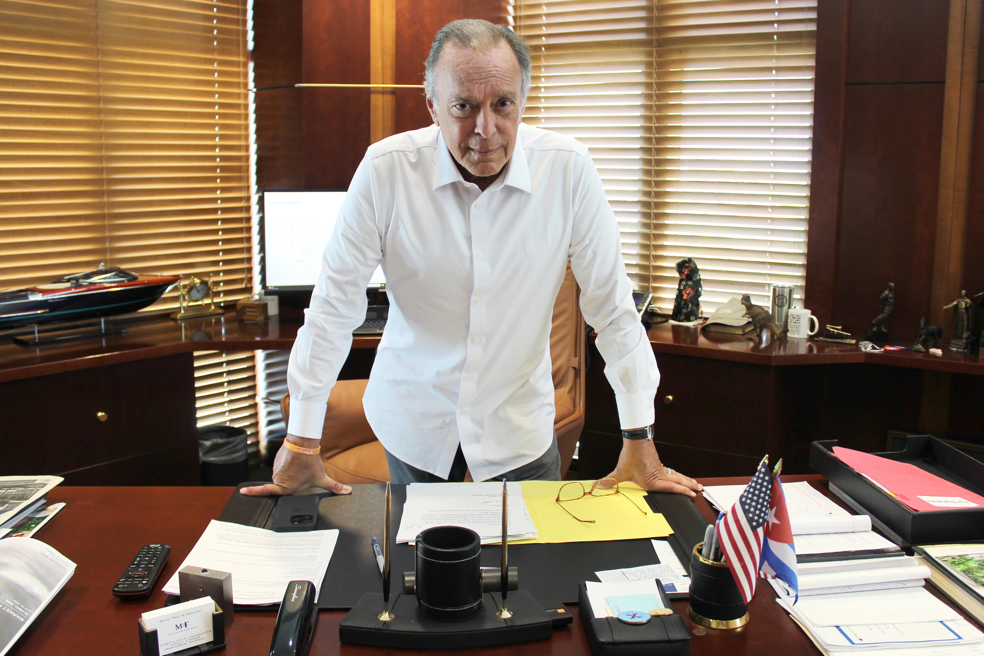 Fotografía del 5 de agosto de 2025 del empresario cubano-estadounidense Michael 'Mike' Fernández posando durante una entrevista con EFE, en Coral Gables (Estados Unidos). EFE/ Pedro Pablo Cortés