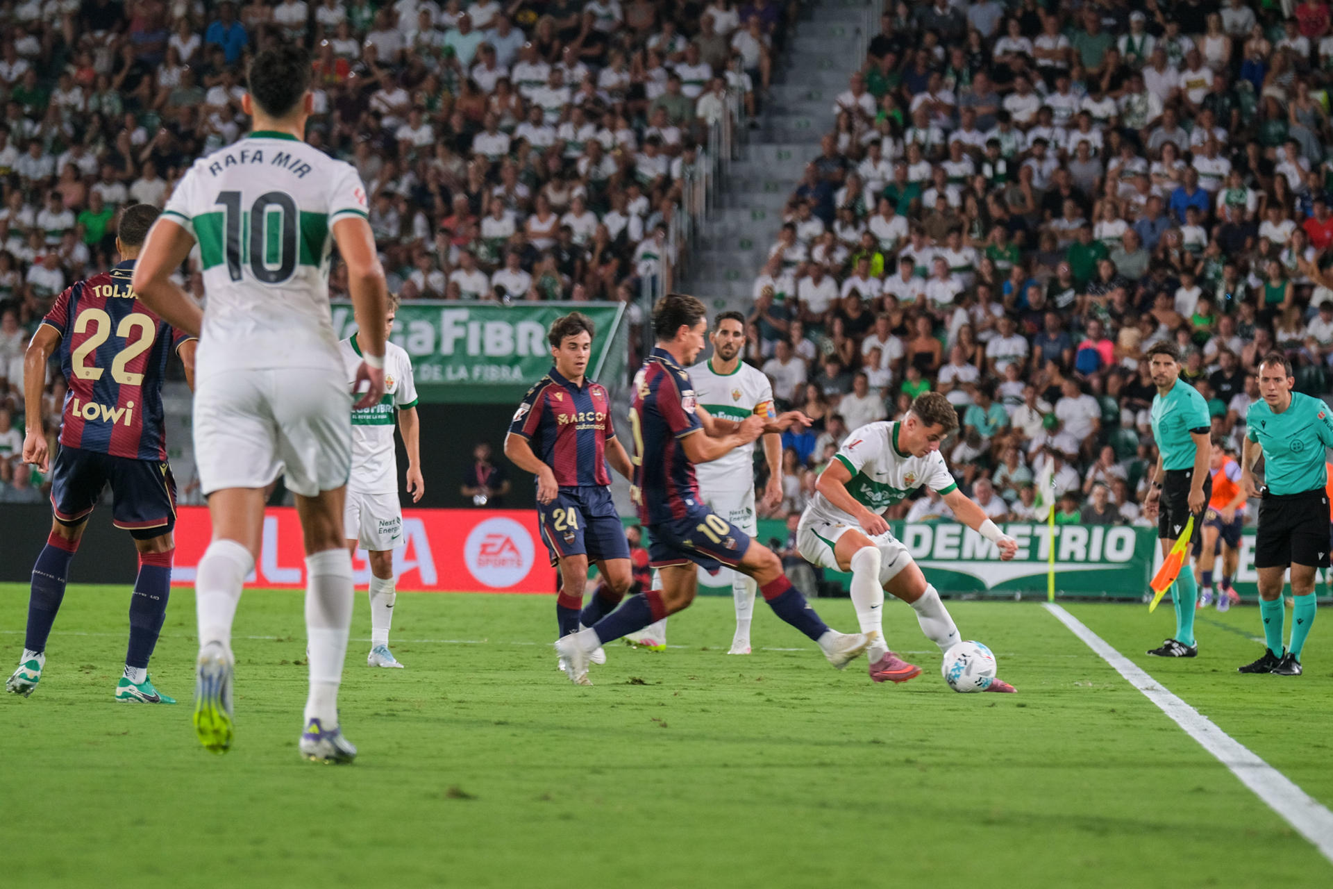 El centrocampista del Elche Germán Valera (d) lucha con Pablo Martínez, del Levante, durante el partido de la tercera jornada de LaLiga que Elche CF y Levante UD disputan este viernes en el estadio Martínez Valero. EFE/ Pablo Miranzo.