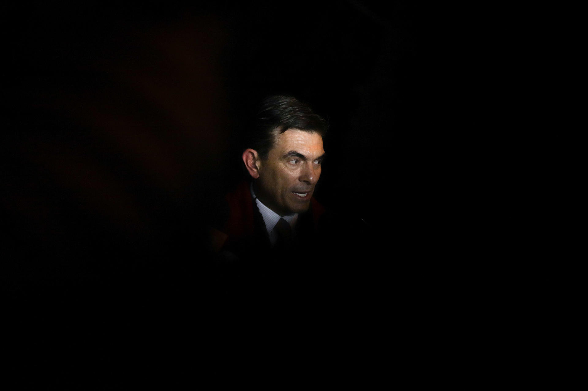 El candidato a la Presidencia de Bolivia del Partido Demócrata Cristiano (PDC), Rodrigo Paz Pereira, llega para participar en el último debate este martes, en el marco de las elecciones generales, en El Alto (Bolivia). EFE/ Gabriel Márquez
