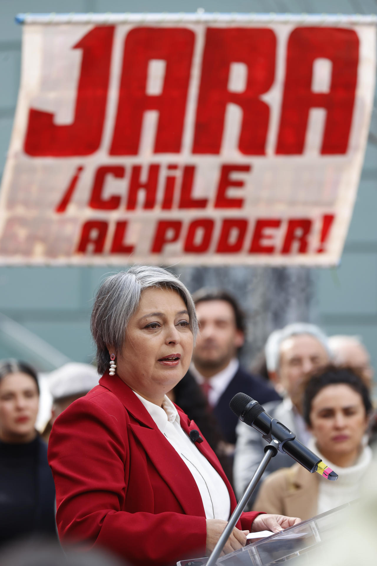 La candidata a la Presidencia de Chile, Jeannette Jara (c), habla durante la inscripción de su candidatura este lunes, en Santiago (Chile). EFE/ Elvis González