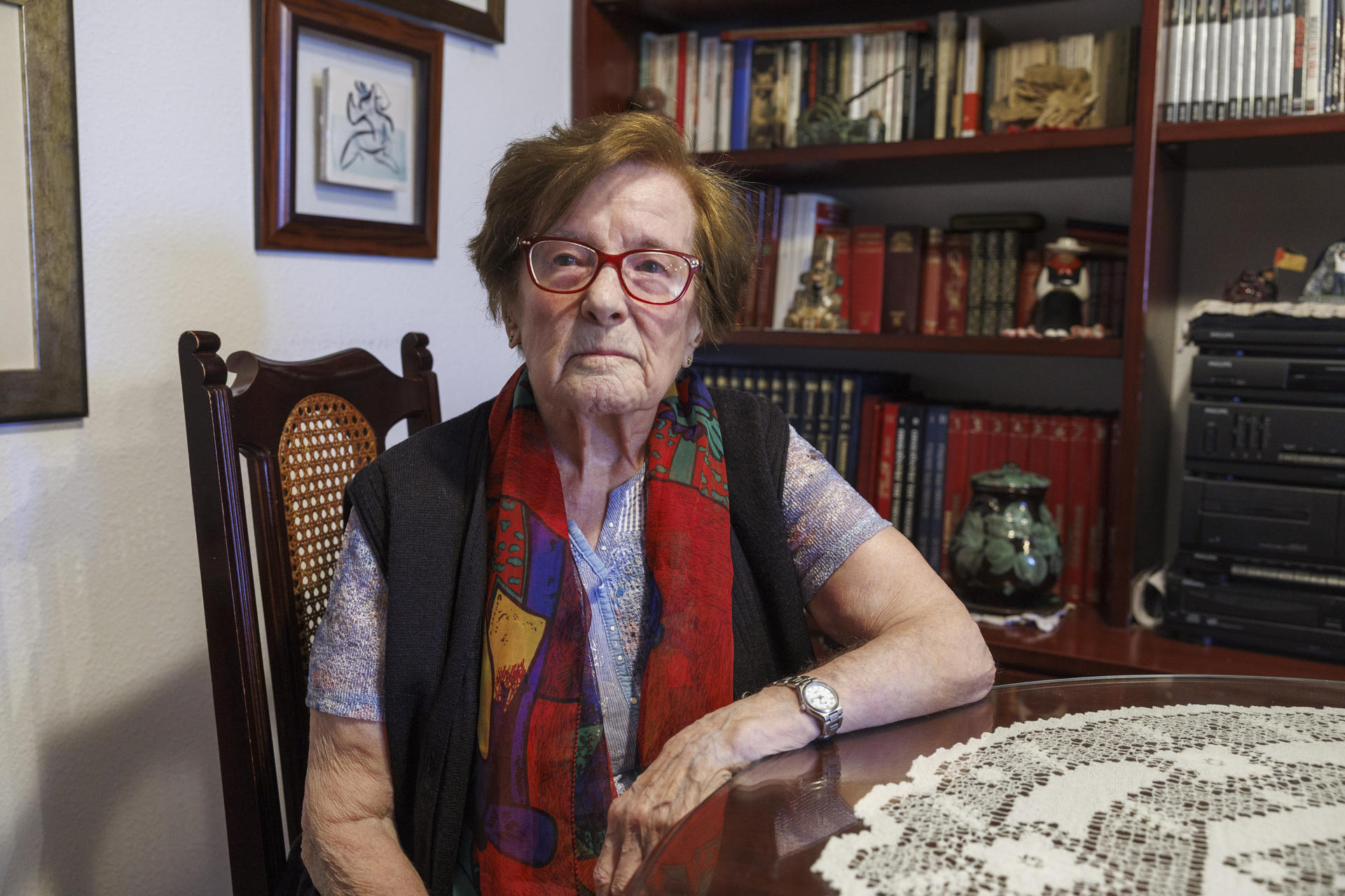En la imagen, Esperanza Martínez García, en su casa de Zaragoza. EFE/Javier Cebollada
