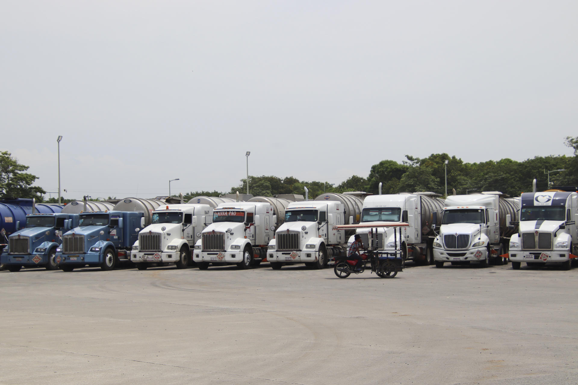 Vehículos que transportan combustible permanecen estacionados este lunes, en Tapachula (México). EFE/ Juan Manuel Blanco