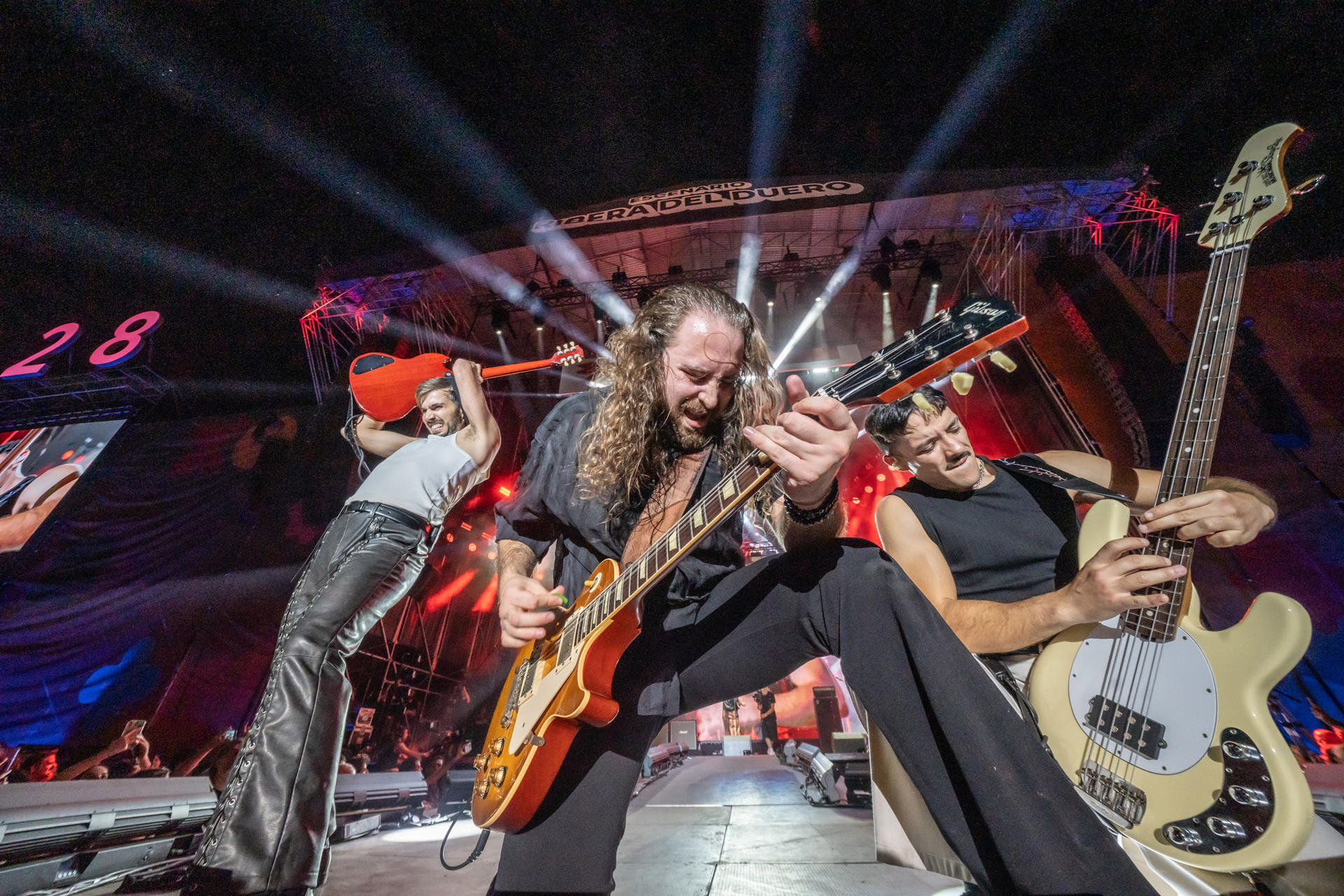 La banda Arde Bogotá, durante el concierto que ofrece en el festival Sonorama 2025, este sábado en Aranda de Duero (Burgos). EFE/ Paco Santamaria