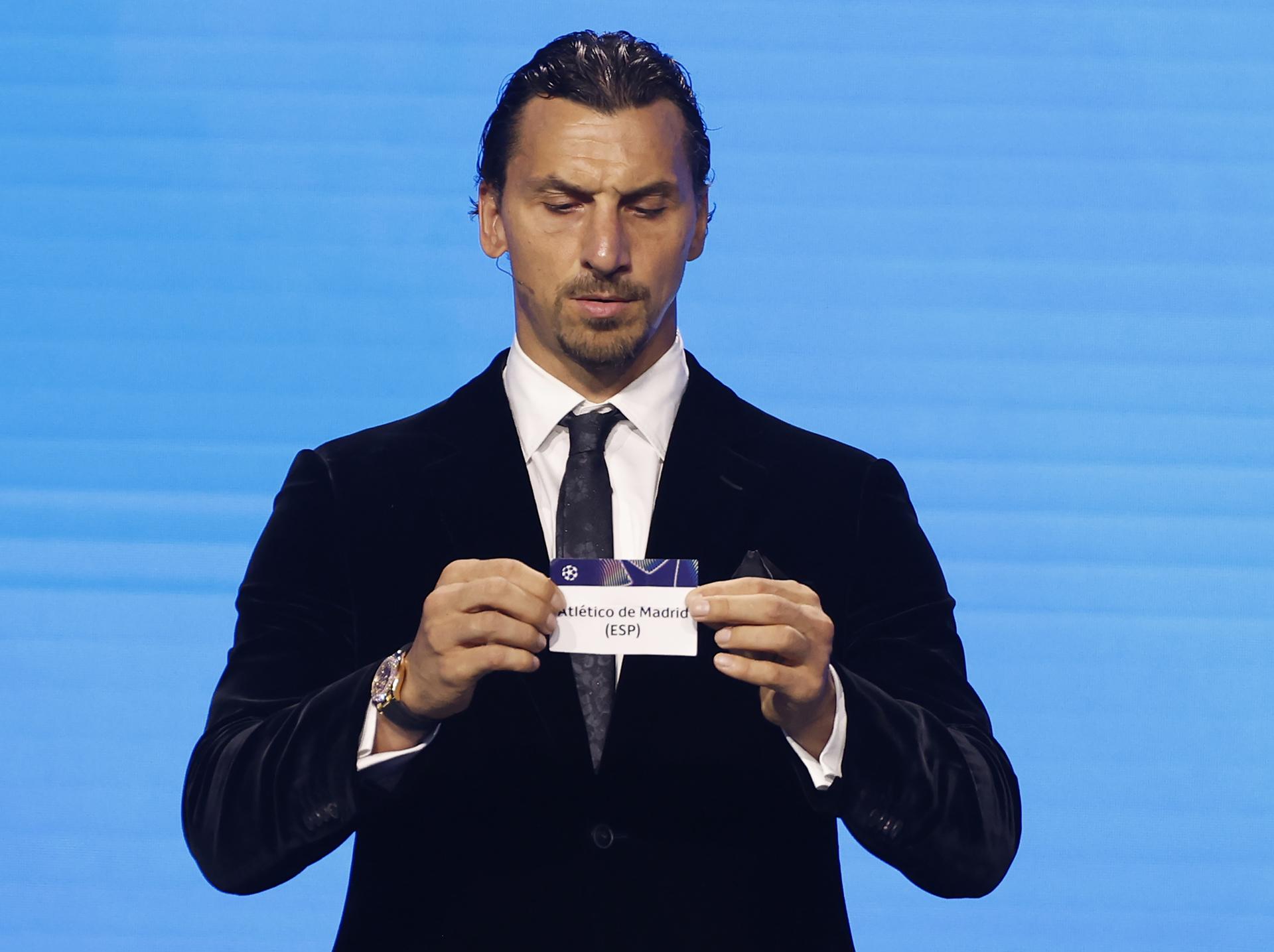 Zlatan Ibrahimovic enseña el nombre del Atlético, durante el sorteo de este jueves en Mónaco. EFE/EPA/MOHAMMED BADRA
