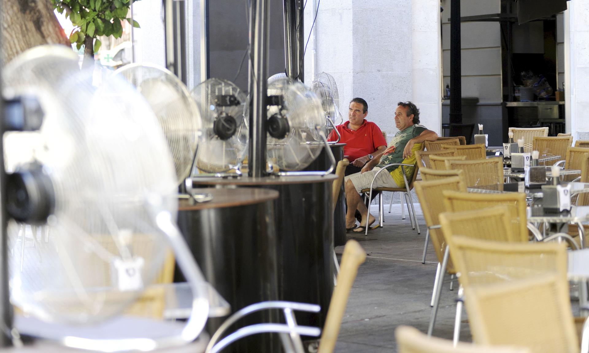 Clientes sentados en una terraza de la capital murciana. EFE/Israel Sánchez