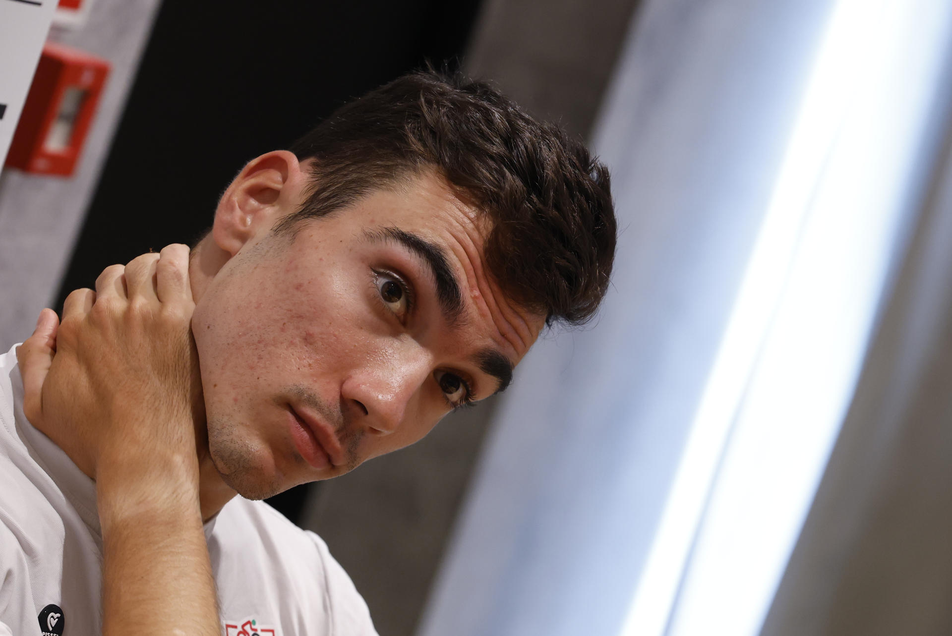 - El ciclista español del UAE Team Emirates Juan Ayuso durante una comparecencia este jueves en Turín, donde el sábado comienza la Vuelta a España 2025. EFE/ Javier Lizón