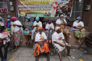 Fotografía de archivo de un grupo de mujeres de la etnia garífuna, durante una manifestación frente al Ministerio Público, en Tegucigalpa (Honduras). EFE/Gustavo Amador