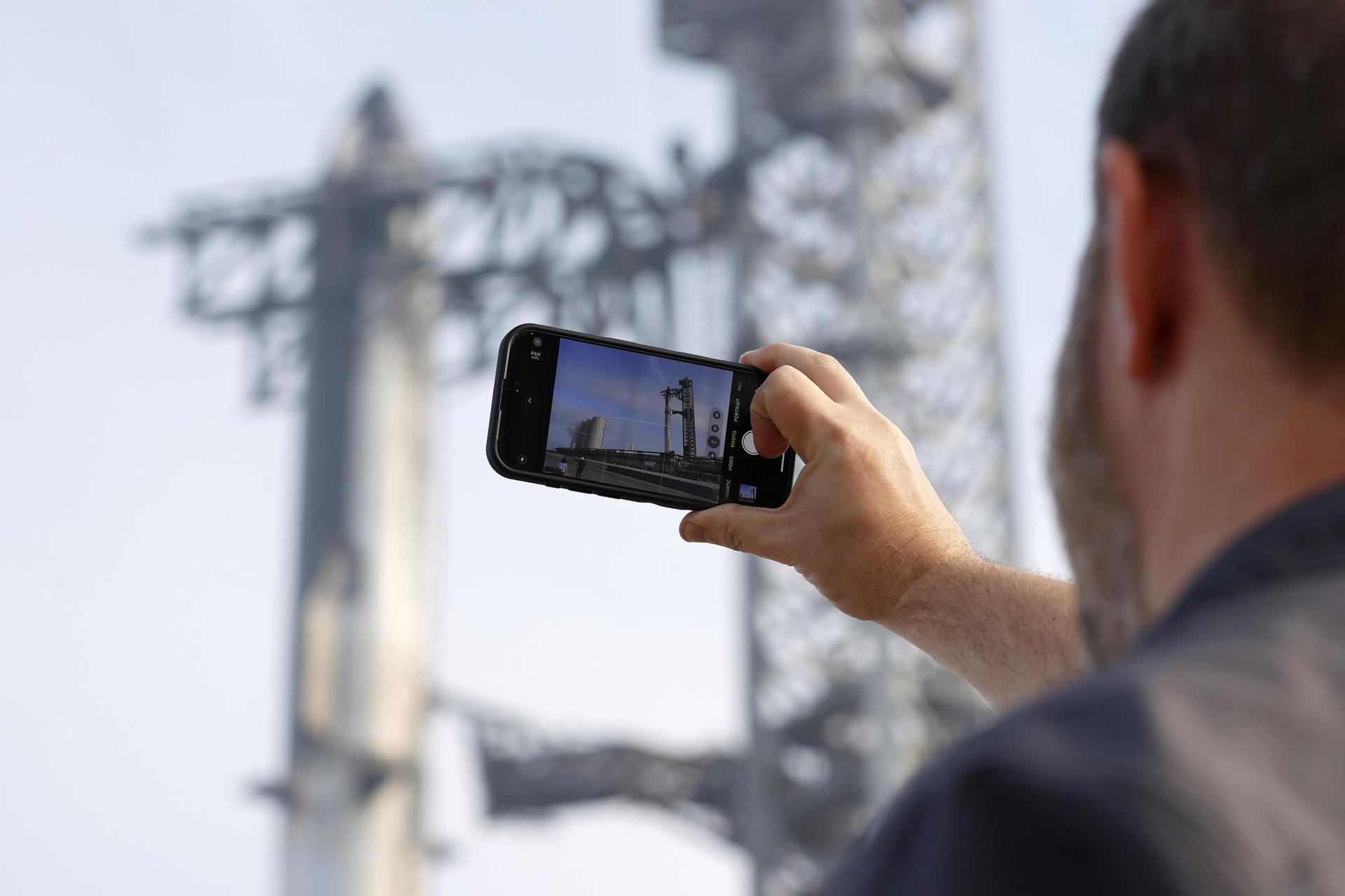 En la imagen de archivo, un hombre toma una foto del Starship, en Boca Chica, Texas, Estados Unidos. EFE/EPA/ADAM DAVIS