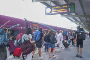 Viajeros esperan para embarcar en sus trenes este miércoles, cuando se ha reestablecido la circulación en tren entre Santiago de Compostela y Madrid, que había permanecido cortada por los incendios. EFE/ Xurxo Martínez