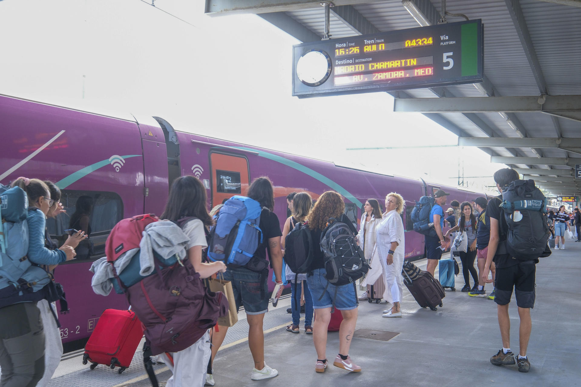 Viajeros esperan para embarcar en sus trenes este miércoles, cuando se ha reestablecido la circulación en tren entre Santiago de Compostela y Madrid, que había permanecido cortada por los incendios. EFE/ Xurxo Martínez
