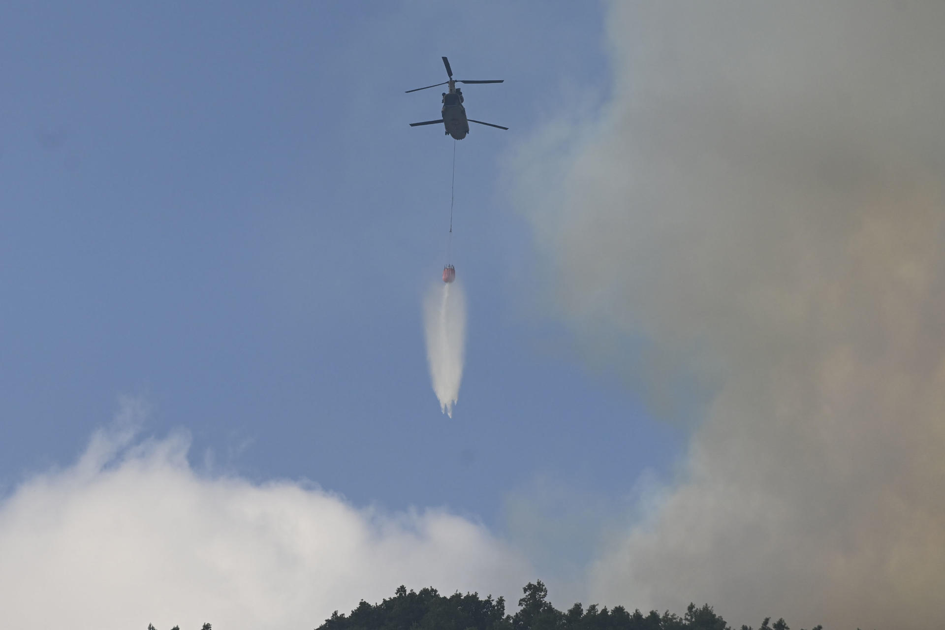 Un helicóptero en labores de extinción del incendio en Boca de Huérgano (León), que afecta a los Picos de Europa. EFE/J.Casares
