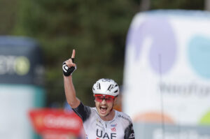 El ciclista australiano Jay Vine, del UAE Team Emirates XRG, celebra la victoria en la sexta etapa de La Vuelta a España, este jueves, en la primera etapa de montaña con un recorrido de 171 kilómetros entre Olot (Girona) y Pal (Andorra). EFE/ Javier Lizón