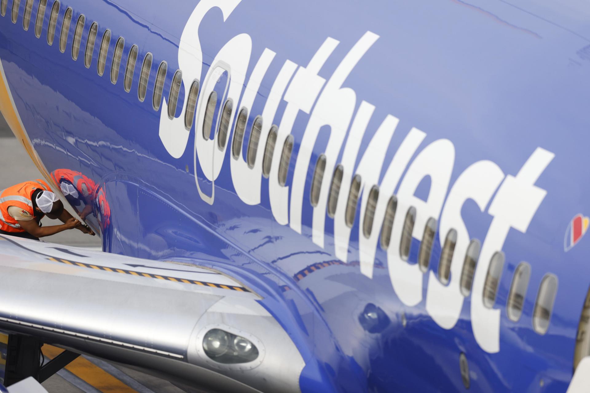Un operario de equipaje carga maletas en un avión de Southwest Airlines en el Aeropuerto Hollywood Burbank, en Burbank, California (Estados Unidos). EFE/CAROLINE BREHMAN.