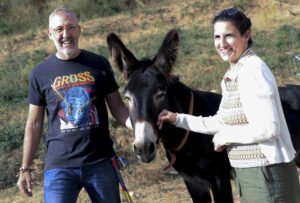 Los propietarios de la bodega Encima Wines, Manuel Otero y Merche Álvarez, posan con 'Risto', el burro que el pasado domingo alertó a los vecinos de Molinaseca de un incendio con sus rebuznos y su inquietud. EFE/Ana F. Barredo