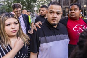 Kilmar Ábrego García (c), con su esposa Jennifer Vásquez Sura (i) llegan a una manifestación antes de registrarse en la Oficina de ICE en Baltimore después de una manifestación, en Baltimore. EFE/EPA/SHAWN THEW
