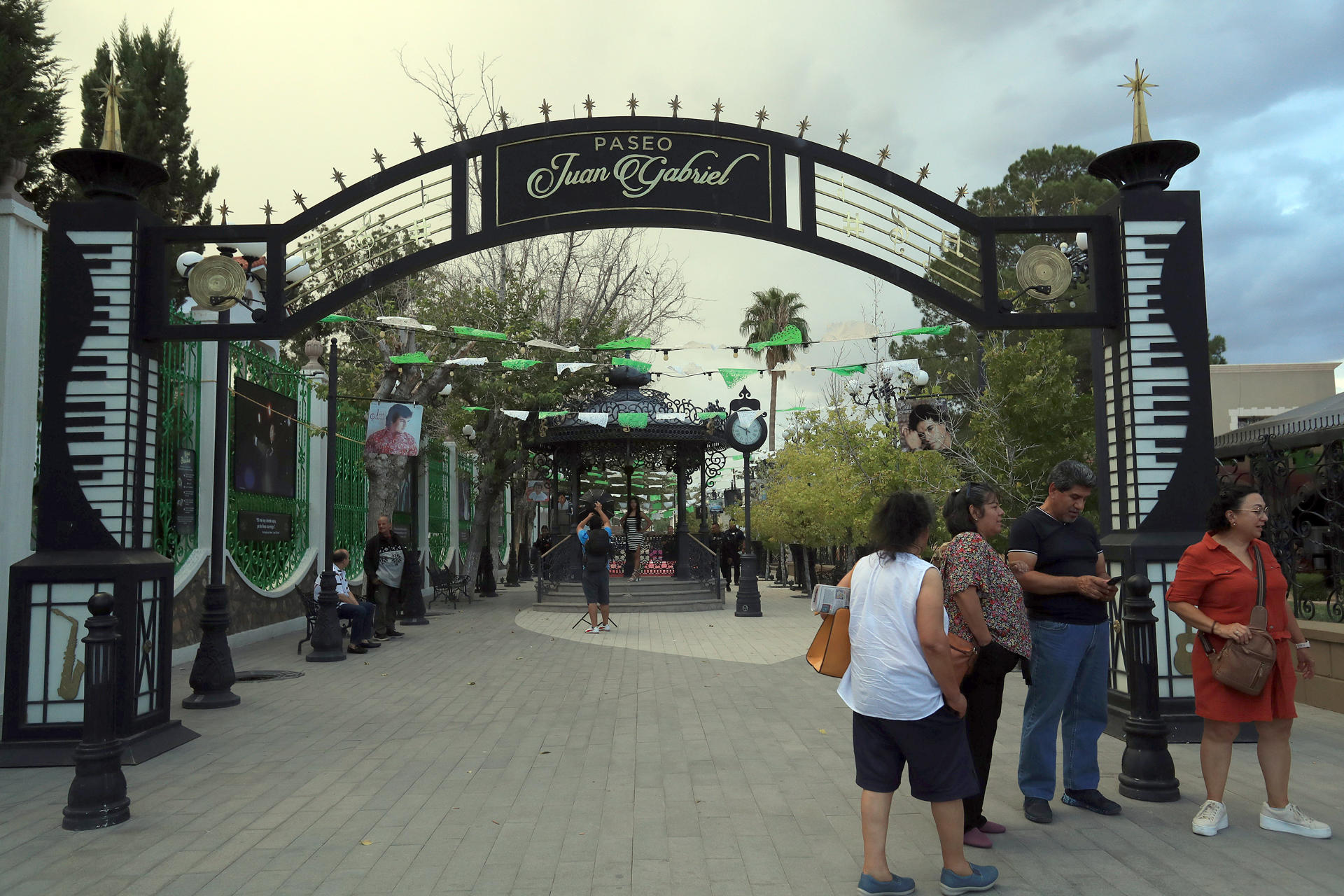 Personas visitan el Paseo Juan Gabriel, en el marco del noveno aniversario luctuoso del cantautor mexicano Juan Gabriel este jueves en Ciudad Juárez, en el estado de Chihuahua (México). EFE/ Luis Torres
