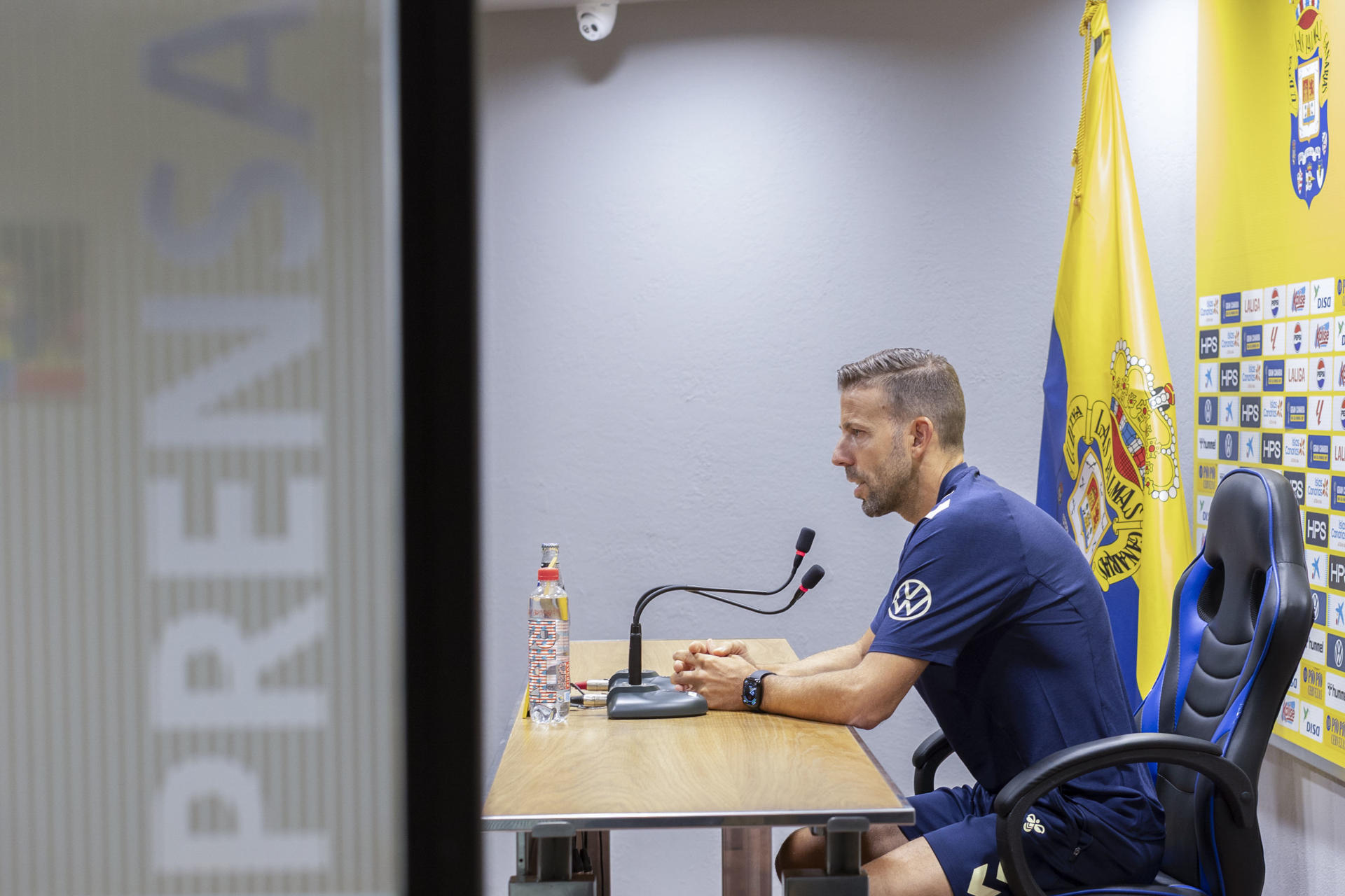 El entrenador de la UD Las Palmas, Luis García, comparece en conferencia de prensa para analizar el partido de la primera jornada de LaLiga Hypermotion 2025-2026, que medirá al equipo amarillo con el FC Andorra el próximo domingo, día 17, en el Estadio de Gran Canaria. Foto EFE/Quique Curbelo
