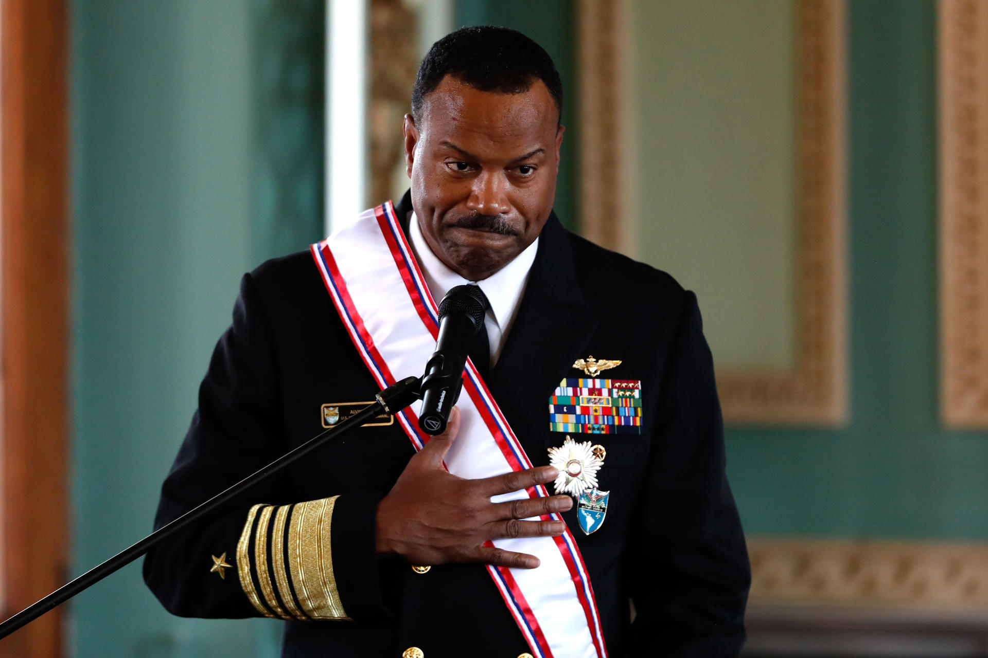 El comandante del Comando Sur de los Estados Unidos, Alvin Holsey, habla durante un acto donde fue condecorado por el presidente de Paraguay, Santiago Peña, con la orden del mérito del comando de las Fuerzas Militares de Paraguay ‘General de División Bernardino Caballero’ en el grado de gran cruz, este sábado en Asunción (Paraguay). EFE/ Juan Pablo Pino