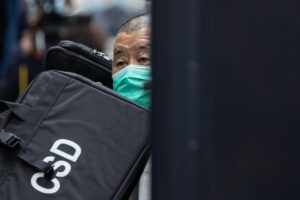 El empresario de medios hongkonés Jimmy Lai, al ser escoltado a su llegada al Tribunal de Apelaciones Finales de Hong Kong (China). EFE/Jerome Favre