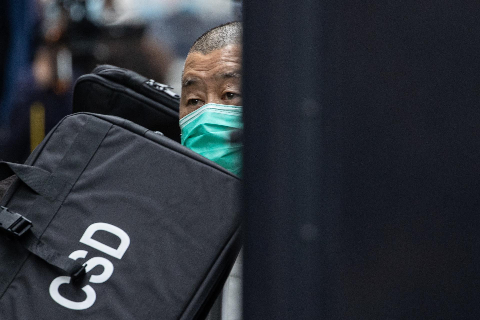 El empresario de medios hongkonés Jimmy Lai, al ser escoltado a su llegada al Tribunal de Apelaciones Finales de Hong Kong (China). EFE/Jerome Favre