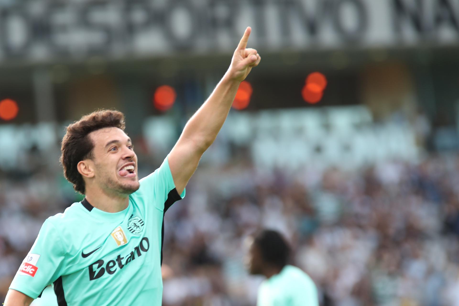 El jugador del Sporting Pedro Goncalves celebra un gol durante el partido de la Liga Portuguesa que han jugado CD Nacionaly Sporting CP, en Funchal, Portugal. EFE/EPA/HOMEM DE GOUVEIA