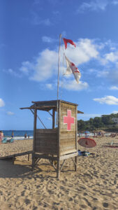 Una bandera roja ondea en la playa tarraconense de L'Arrabassada este jueves. Un total de 42 playas catalanas están cerradas al baño, con bandera roja, este jueves al mediodía por el fuerte oleaje e importantes corrientes de agua, informa Protección Civil de la Generalitat.EFE/ Javier Díaz