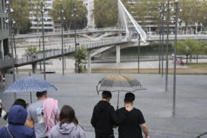 Personas se protegen con paraguas este miércoles en Bilbao. EFE/Luis Tejido