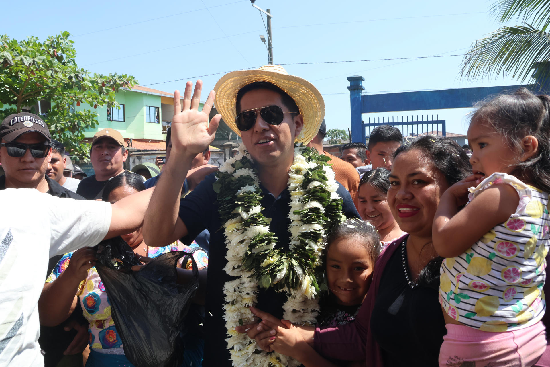 El candidato a la Presidencia de Bolivia Andrónico Rodríguez por Alianza Popular saluda luego de votar este domingo, en Entre Ríos (Bolivia). EFE/ Juan Carlos Torrejón