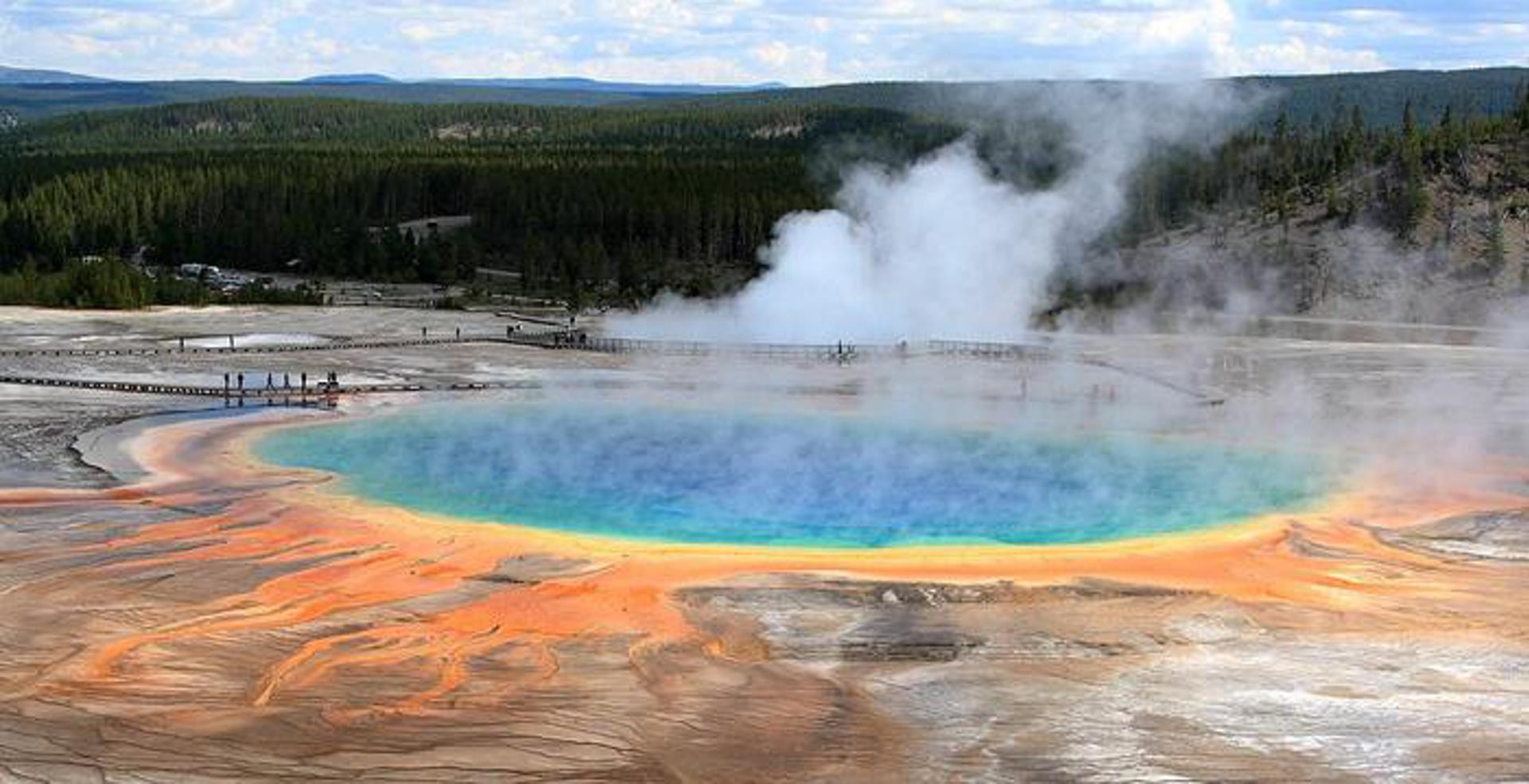 Es posible que la vida se formara en charcas o lagos de agua en la Tierra primitiva. En la imagen, Grand Prismatic Spring, la fuente termal más grande del Parque Nacional de Yellowstone en Estados Unidos. Crédito: Frank Kovalchek. Foto facilitada por la UCL.