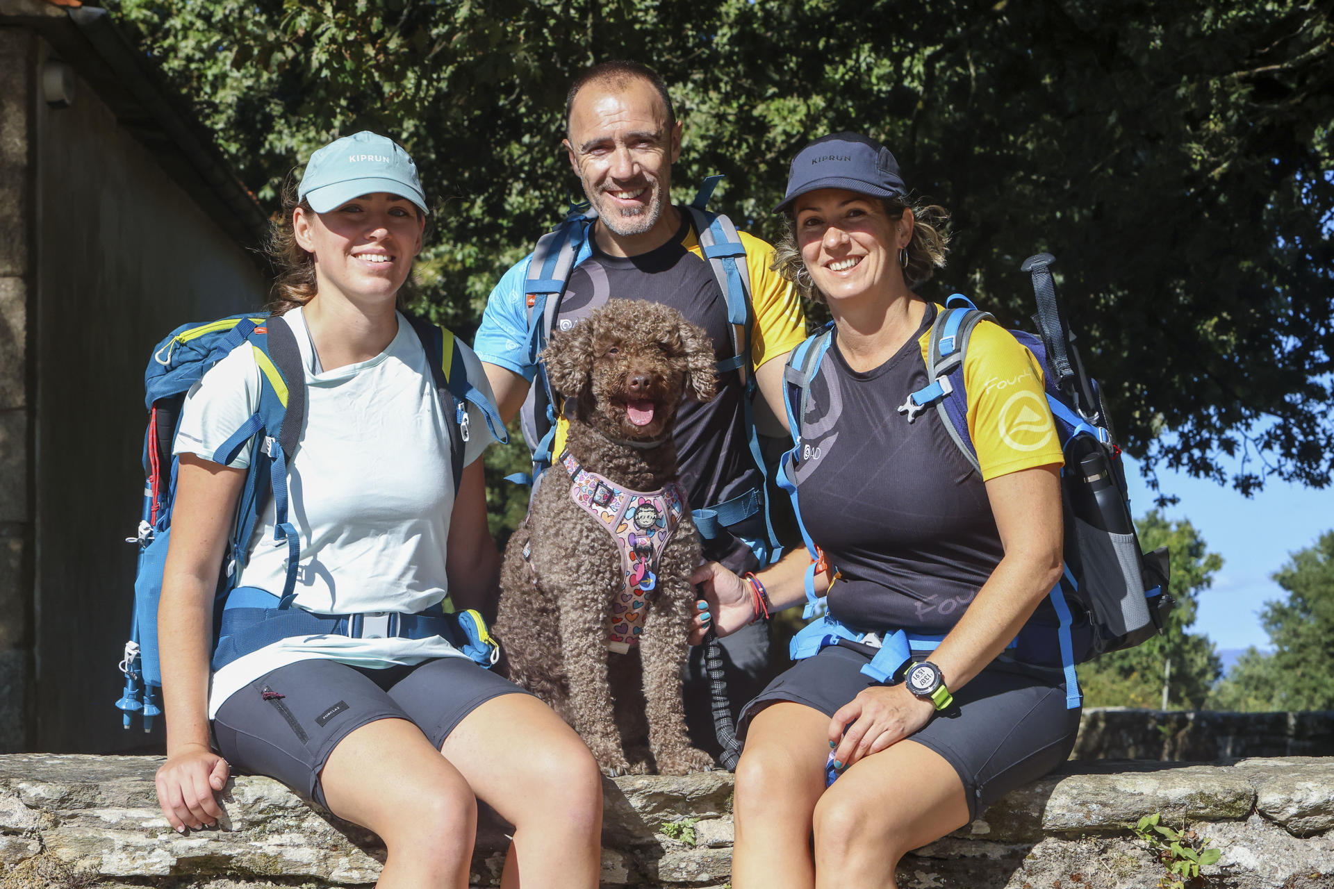 El Camino de Santiago puede hacerse de varias maneras y con diversa compañía, incluso animal. En los últimos años cada vez son más los peregrinos que deciden recorrer las rutas jacobeas acompañados de sus perros como la perra Daia que posa con sus dueños en el Monte do Gozo en el Camino Francés, una tendencia que sin embargo puede resultar algo compleja si no se prepara bien el viaje debido a la falta de recursos y en algunos casos a la poca empatía. EFE/ Xoán Rey