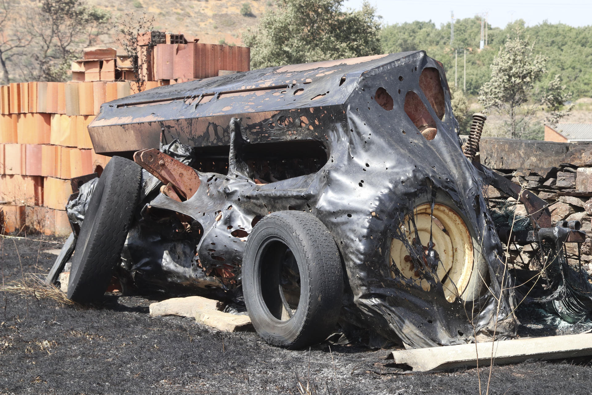 Maquinaria agrícola arrasada por el incendio forestal de Abejera (Zamora). EFE/Mariam A. Montesinos