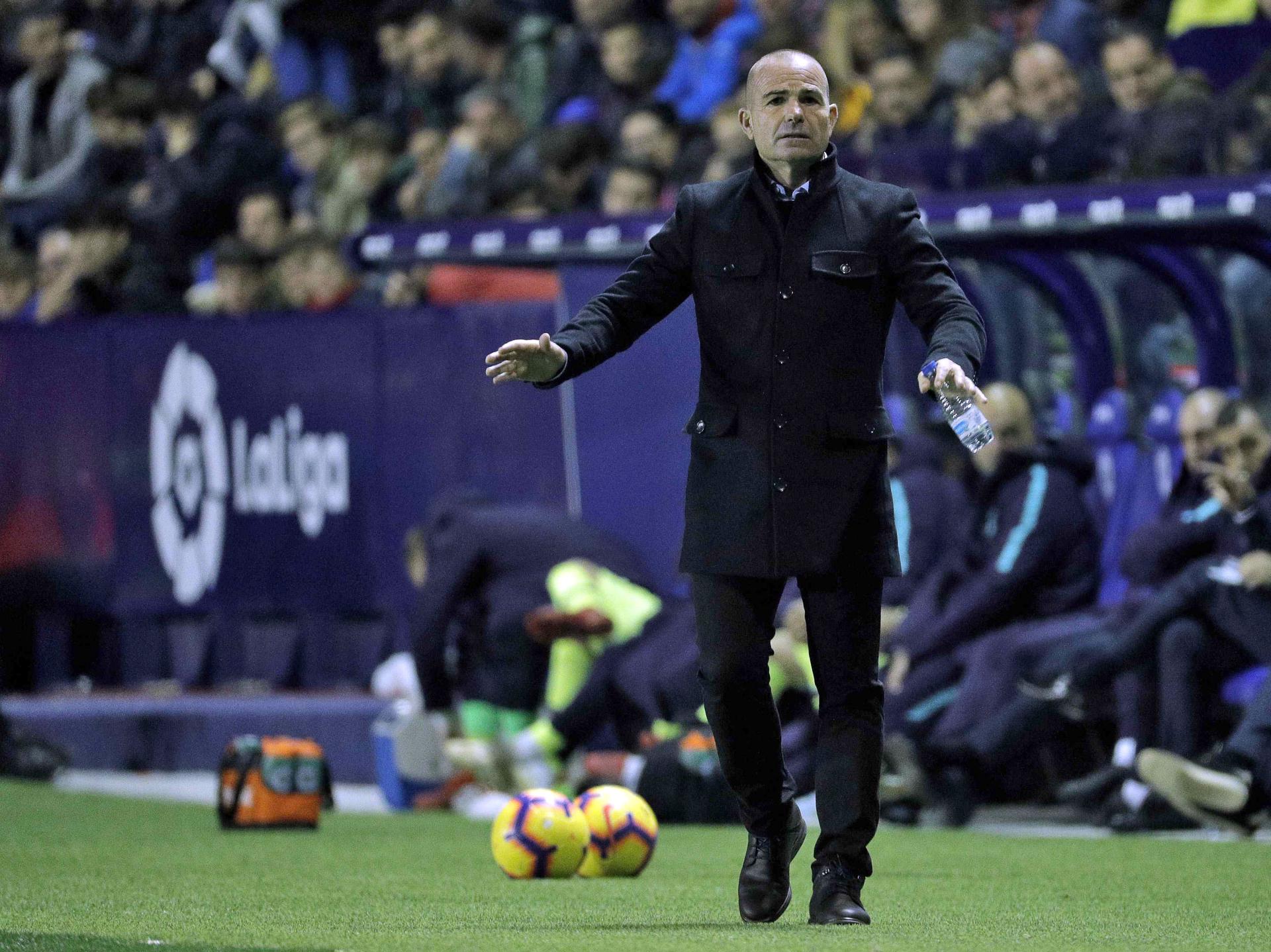 Fotografía de Manuel Bruque, en la que puede verse en una imagen de archivo del 16 de diciembre de 2018 al actual entrenador del Leganés, Paco López, cuando aún dirigía al Levante. EFE