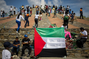 Un grupo de adultos y niños vuela cometas durante un homenaje a los niños de Palestina este 20 de agosto de 2025, en Caracas (Venezuela). EFE/ Miguel Gutiérrez