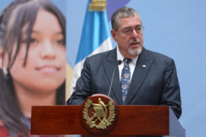 El presidente de Guatemala, Bernardo Arévalo de León habla durante una rueda de prensa este lunes, en el Palacio Nacional de la Cultura, en Ciudad de Guatemala (Guatemala). EFE/ Mariano Macz