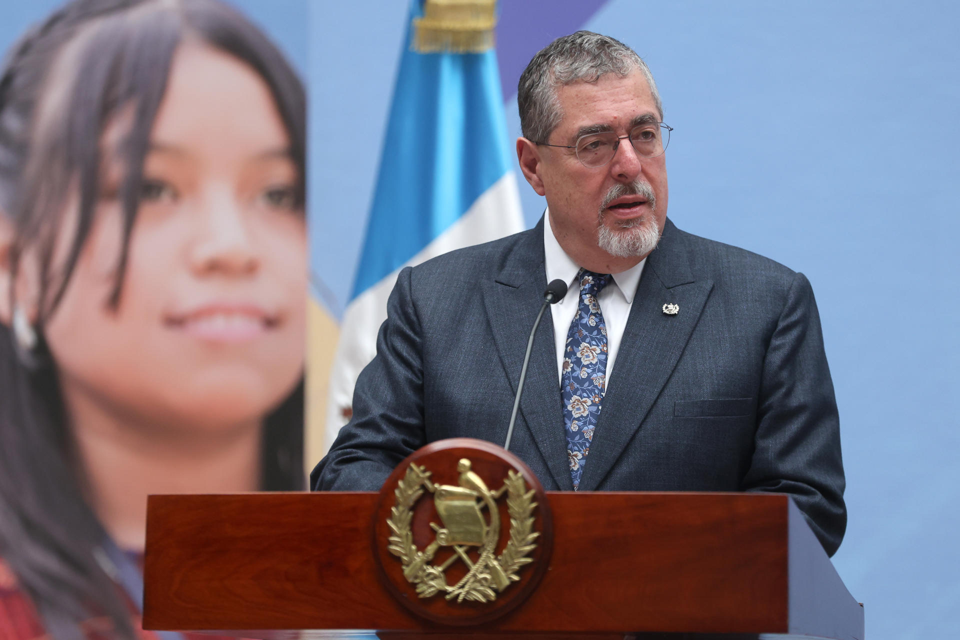 El presidente de Guatemala, Bernardo Arévalo de León habla durante una rueda de prensa este lunes, en el Palacio Nacional de la Cultura, en Ciudad de Guatemala (Guatemala). EFE/ Mariano Macz