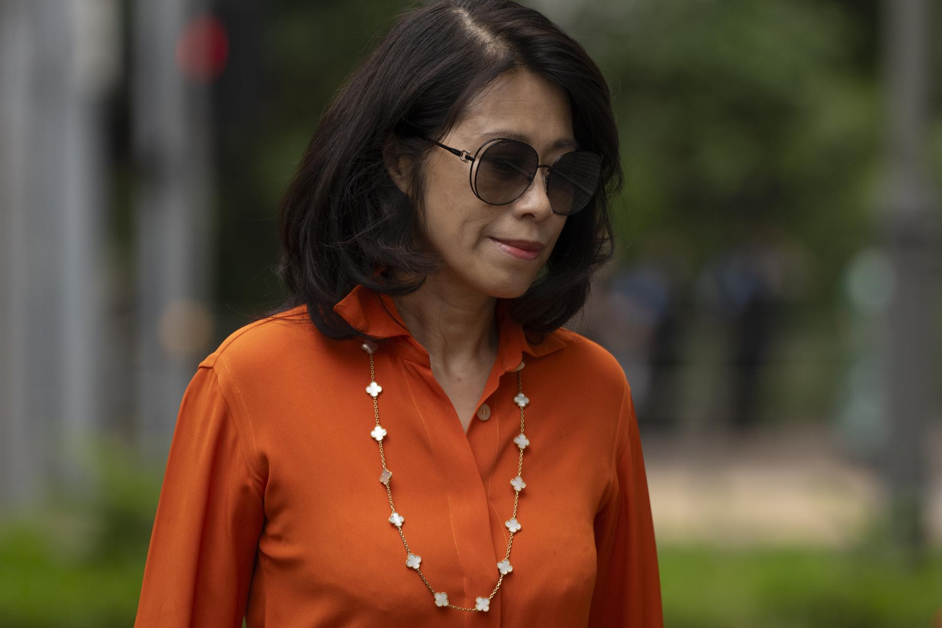 Teresa Lai, esposa de Jimmy Lai, abandona los Tribunales de West Kowloon después de la sesión de hoy de los argumentos finales del juicio de seguridad nacional de Jimmy Lai, en Hong Kong, China, 28 de agosto de 2025. 
EFE/EPA/LEUNG MAN HEI
