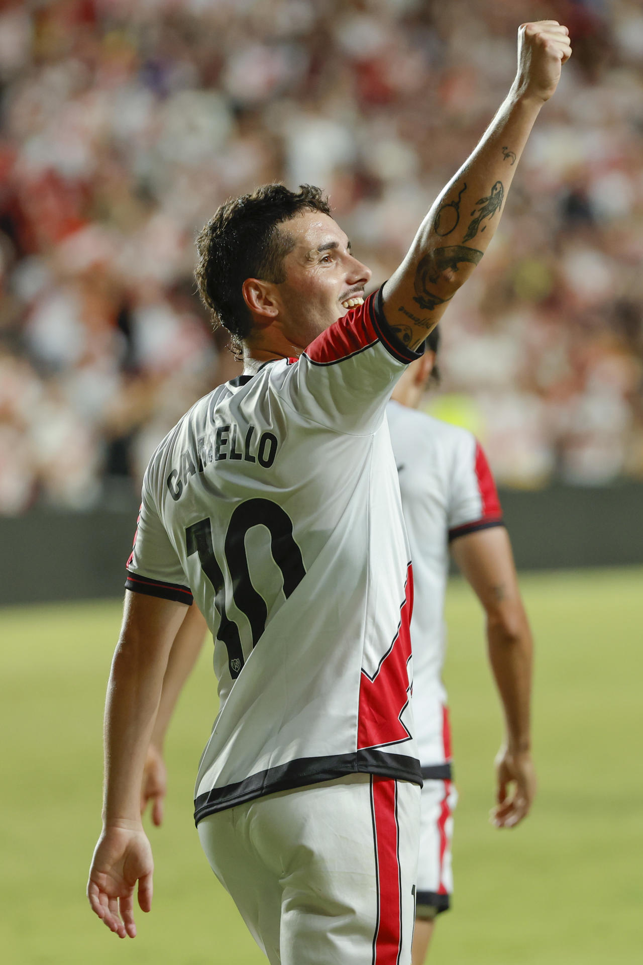 El delantero del Sergio Camello celebra tras marcar el segundo gol ante el Neman, durante el partido de la fase eliminatoria de la Liga Conferencia que Rayo Vallecano y el Neman Grodno disputan este jueves en el estadio de Vallecas, en Madrid. EFE/Mariscal