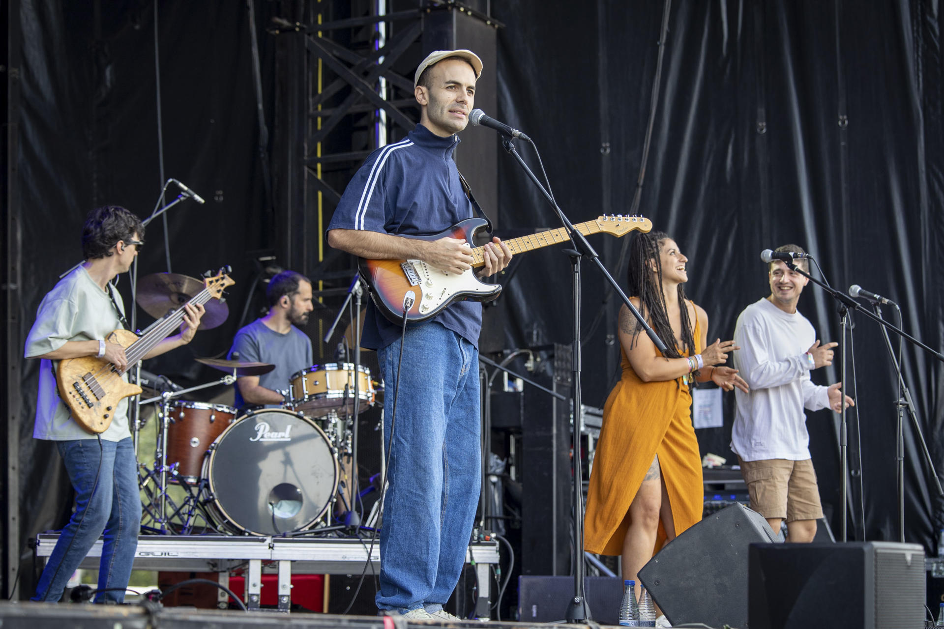 La música del proyecto riojano Paipo invita al público a estar presente, algo que cuesta bastante actualmente, y a "no estar pendiente de comparaciones ni de expectativas propias, sino de escuchar las canciones en directo en el concierto. EFE/ Raquel Manzanares