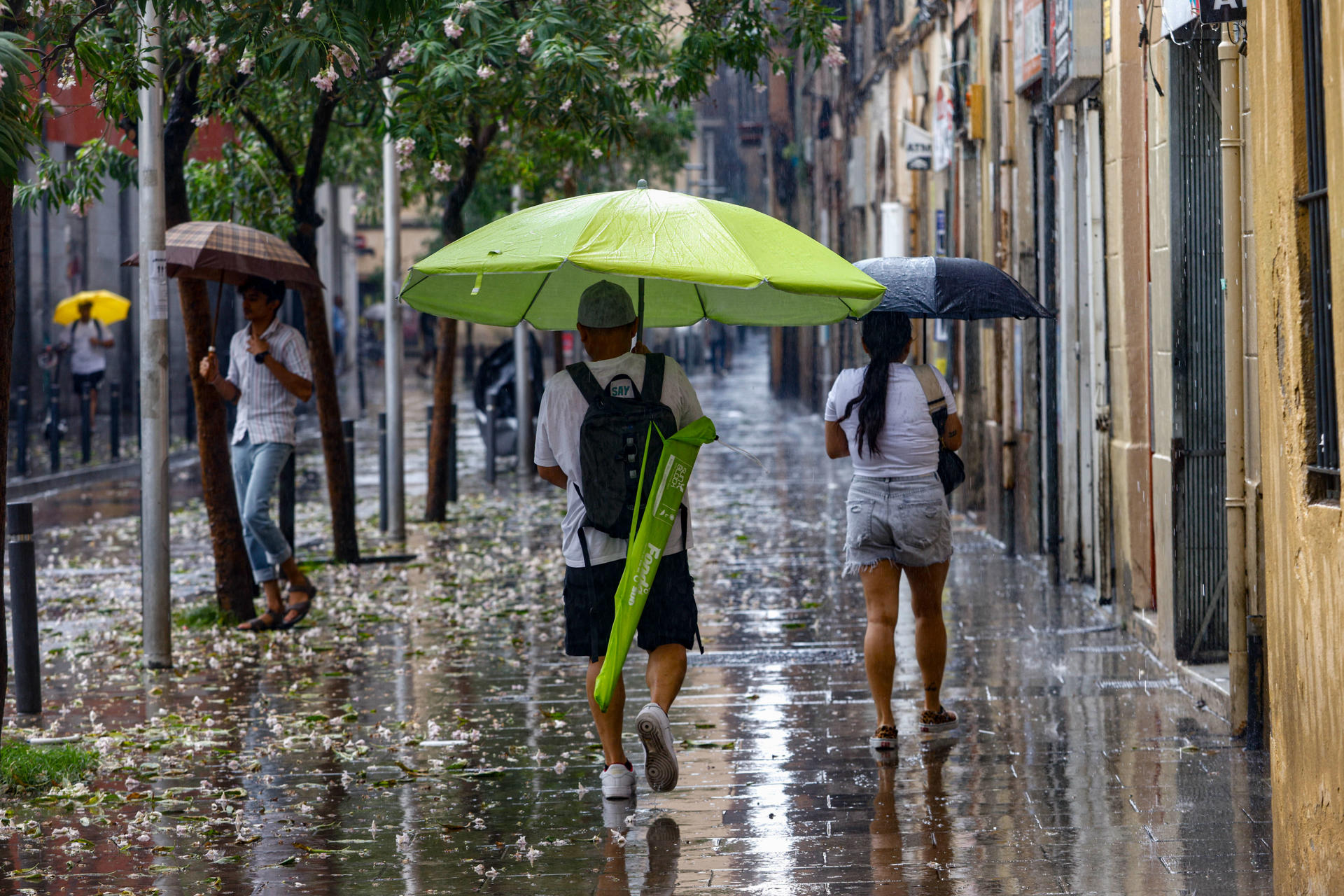 Imagen de archivo de un día de lluvia en Barcelona. EFE/ Quique García