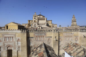 Operarios trabajan en las cubiertas afectadas de la Mezquita-Catedral de Córdoba, sobre todo en el techo de la capilla de la Anunciación, que fue la que colapsó a causa del incendio. EFE/Salas