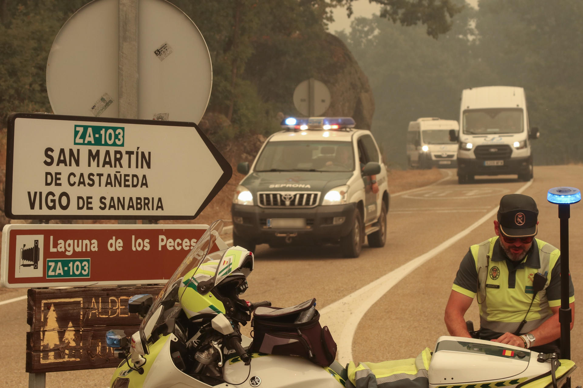 Agentes de la Guardia Civil en las inmediaciones de Cerdillo, una de las localidades sanabresas que están siendo desalojadas por el incendio de Porto (Zamora). EFE/Mariam A. Montesinos