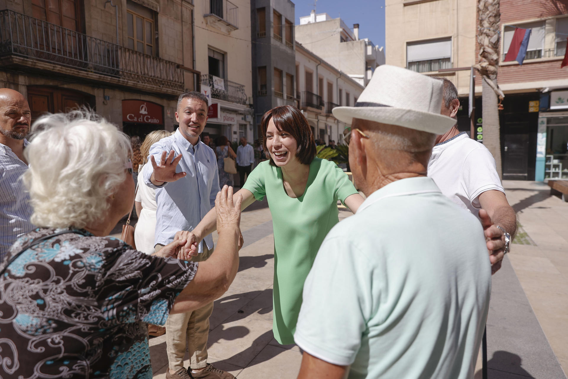 La ministra de Ciencia, Innovación y Universidades, Diana Morant, visita el Ayuntamiento valenciano de Llíria y las sedes del Ateneo Musical y de Enseñanza de la Banda Primitiva y de la sociedad Unión Musical. En la imagen Morant, junto al alcalde Francisco Gorrea, saluda a unos vecinos. EFE/Manuel Bruque