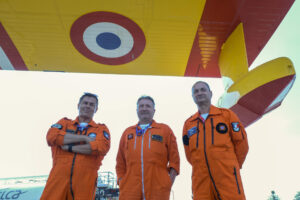 Pilotos de los dos aviones Canadair que han llegado a España gracias al Mecanismo de Protección Civil de la UE. EFE/Xurxo Martínez