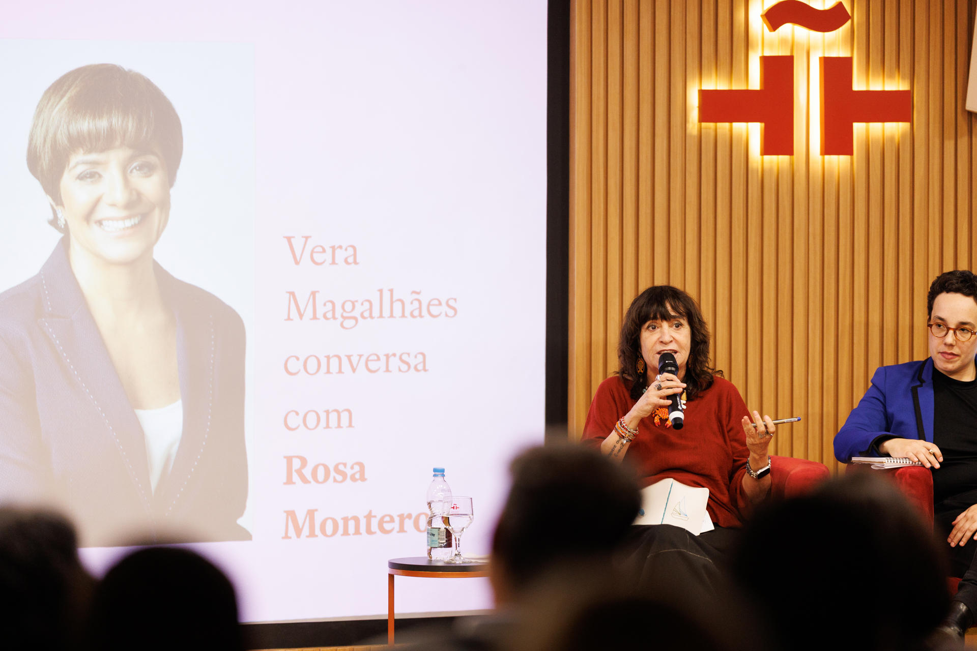 La escritora española Rosa Montero (i) habla en una charla con la periodista brasileña Vera Magallanes en el Instituto Cervantes este martes, en Sao Paulo (Brasil). EFE/ Isaac Fontana